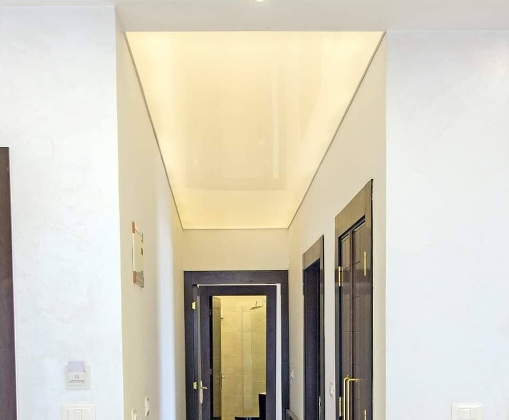 Corridor with a warm cream lacquer ceiling and cove light