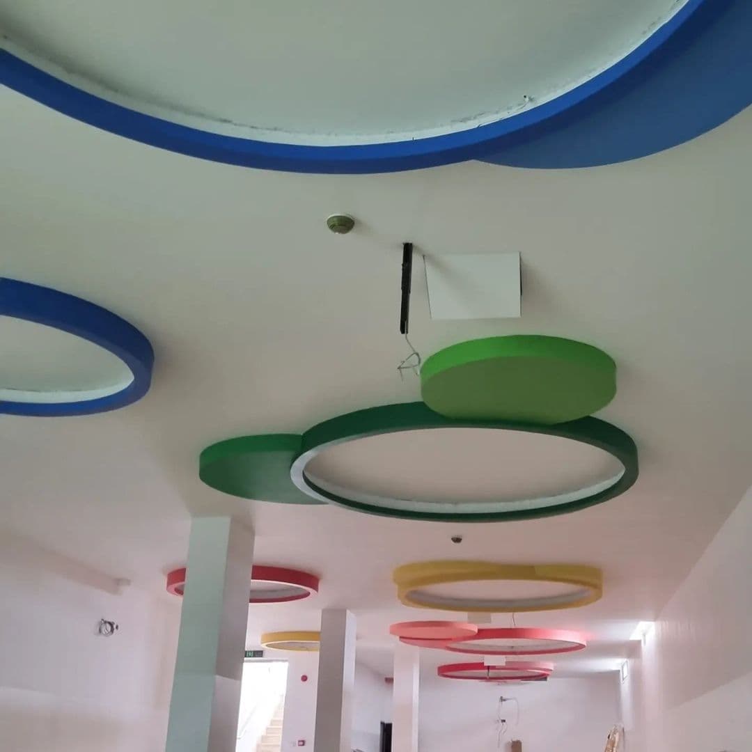 Colourful ring-shaped ceiling forms in blue, green, red and yellow